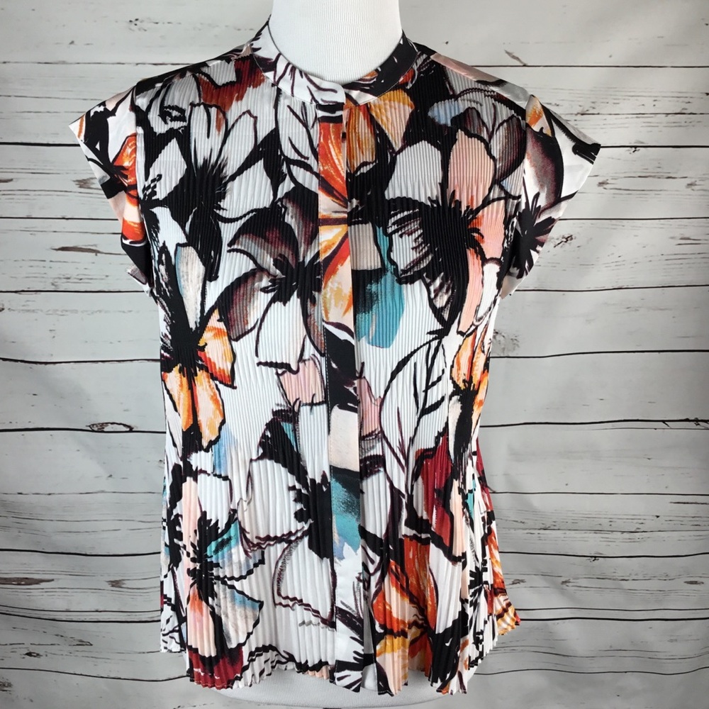 NWT Milano Floral Artsy Top Women’s Small Short Sleeve
